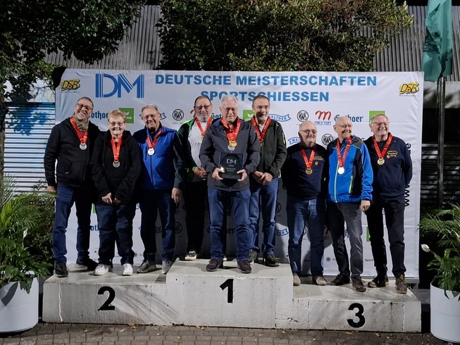 v.l.n.r. Mannschaftssieger SV Ensdorf, SV Marpingen und SV Siegburger Bild_7___50_m_Freie_Pistole_Mannschaftssiegerehrung