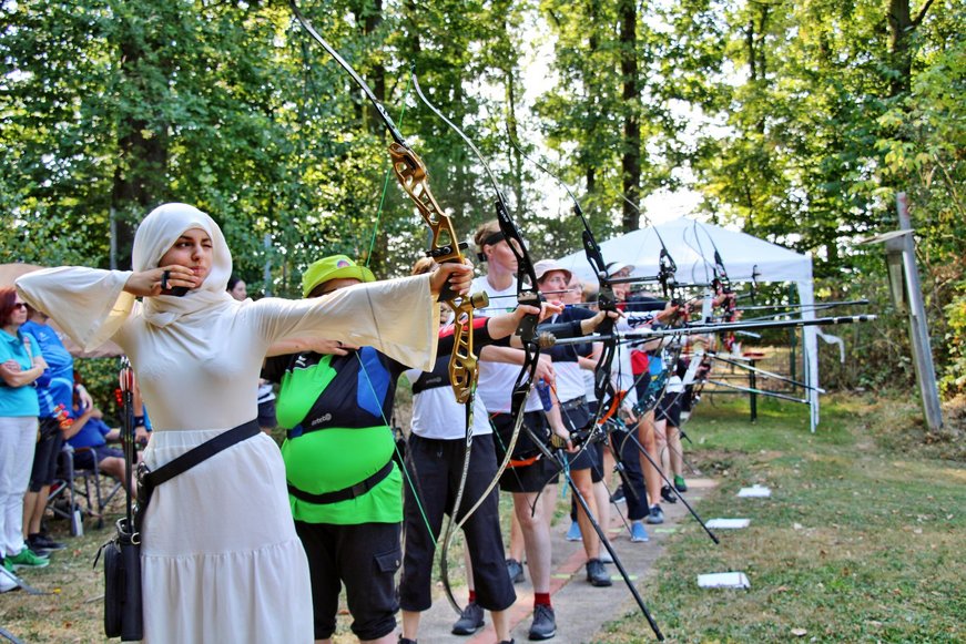 Schützinnen mit Recurve- und Blankbogen an der Schießlinie 033