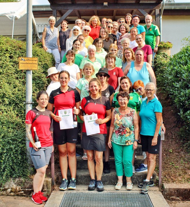 Ein gelungenes Turnier – alle Teilnehmerinnen vereint im Abschlussfoto 145