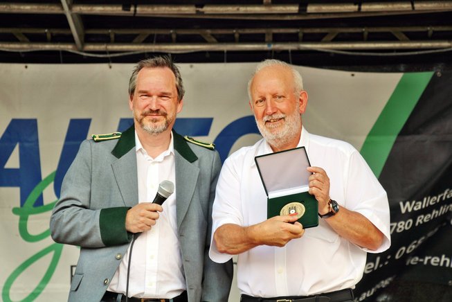 v.l.n.r. Dr. Boris Neubert und Bernd Schneider feierliche Überreichung der Jubiläumsmedaille des DSB 075