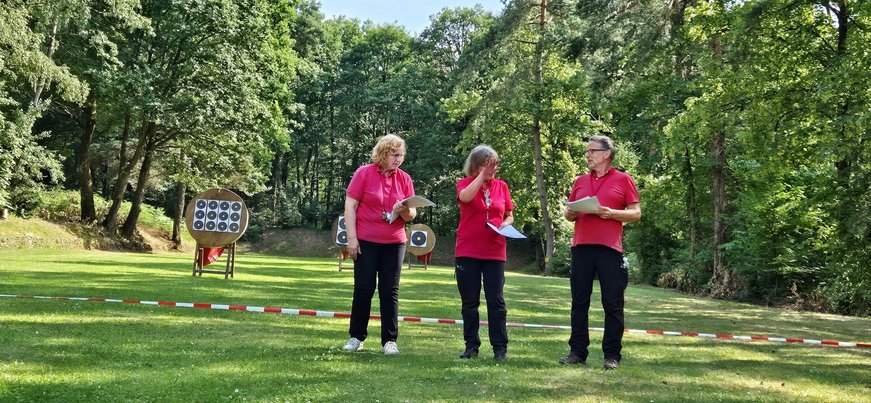 Foto Kleber – Bekanntgabe der Landesmeister v.l.n.r. Elke Wolpert, Andrea Wein-Huckert und Norbert Kleber 014