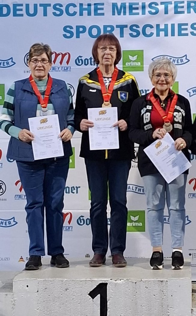 v.l.n.r. Waltraud Mandler, Gisela Grossmann-Mast, Brunhilde Thewes Bild_3_Mandler_Silbermedaille