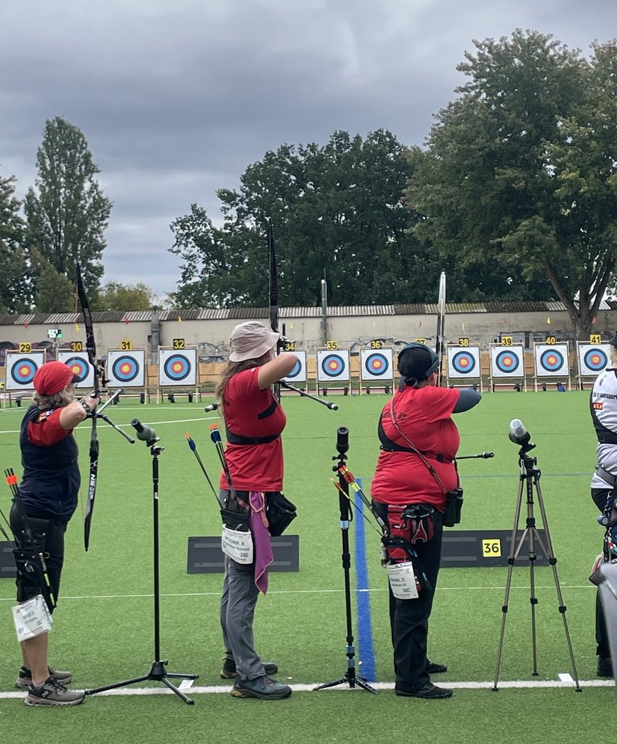 „Mit Fokus, Präzision und Nervenstärke: Bianca Speicher (Mitte) zeigt im Wettkampf ihre ganze Stärke und krönt ihre Leistung mit der erfolgreichen Titelverteidigung.“ Bild_4_Bianca_Speicher_Wettkampf_IMG_1770