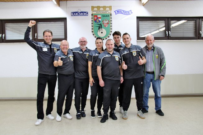 Strahlende Sieger Mannschaft Püttlingen mit dem Präsident des SVS Bernd Schneider 095