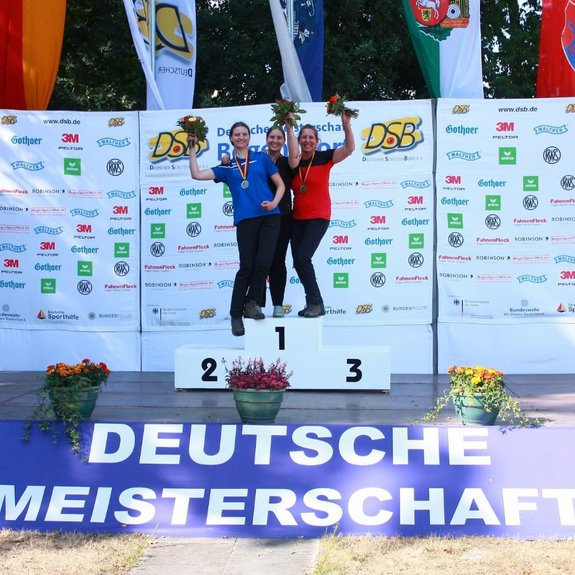  Jubelnde Gewinnerrinnen Recurve Damen - Bianca Speicher (rechts)